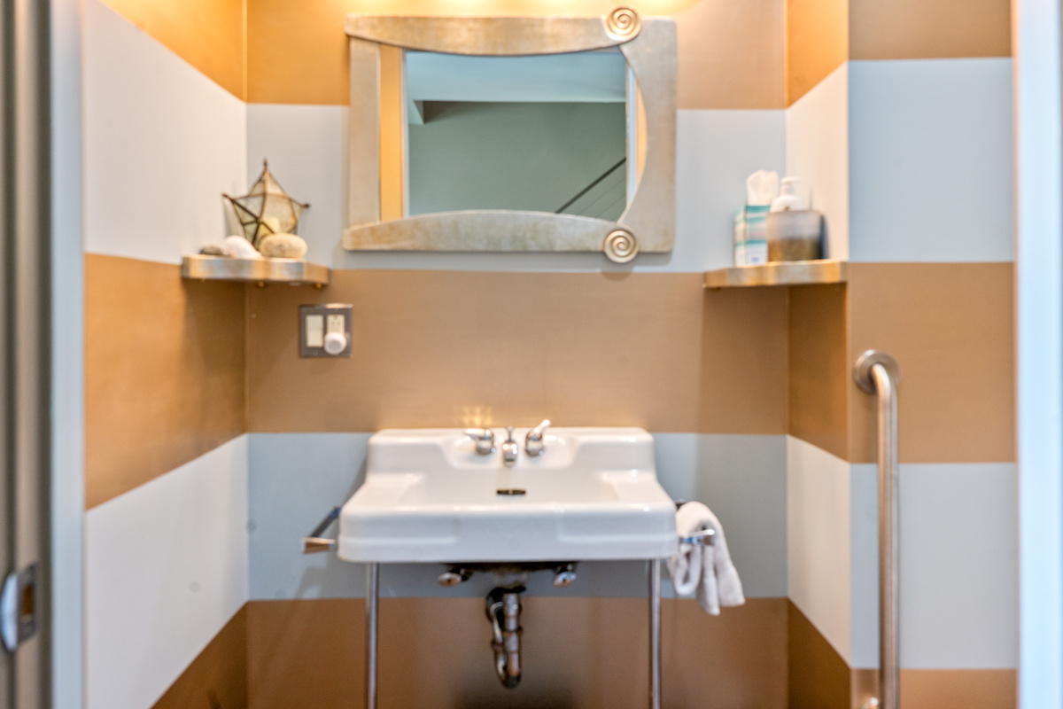 Discover "The Vault"—our iconic designer powder room. Featuring bold, high-contrast aesthetics and curated lighting, this "Instagrammable" space is a masterclass in modern detail. A favorite for guest selfies and a true hidden gem at The Crag.
