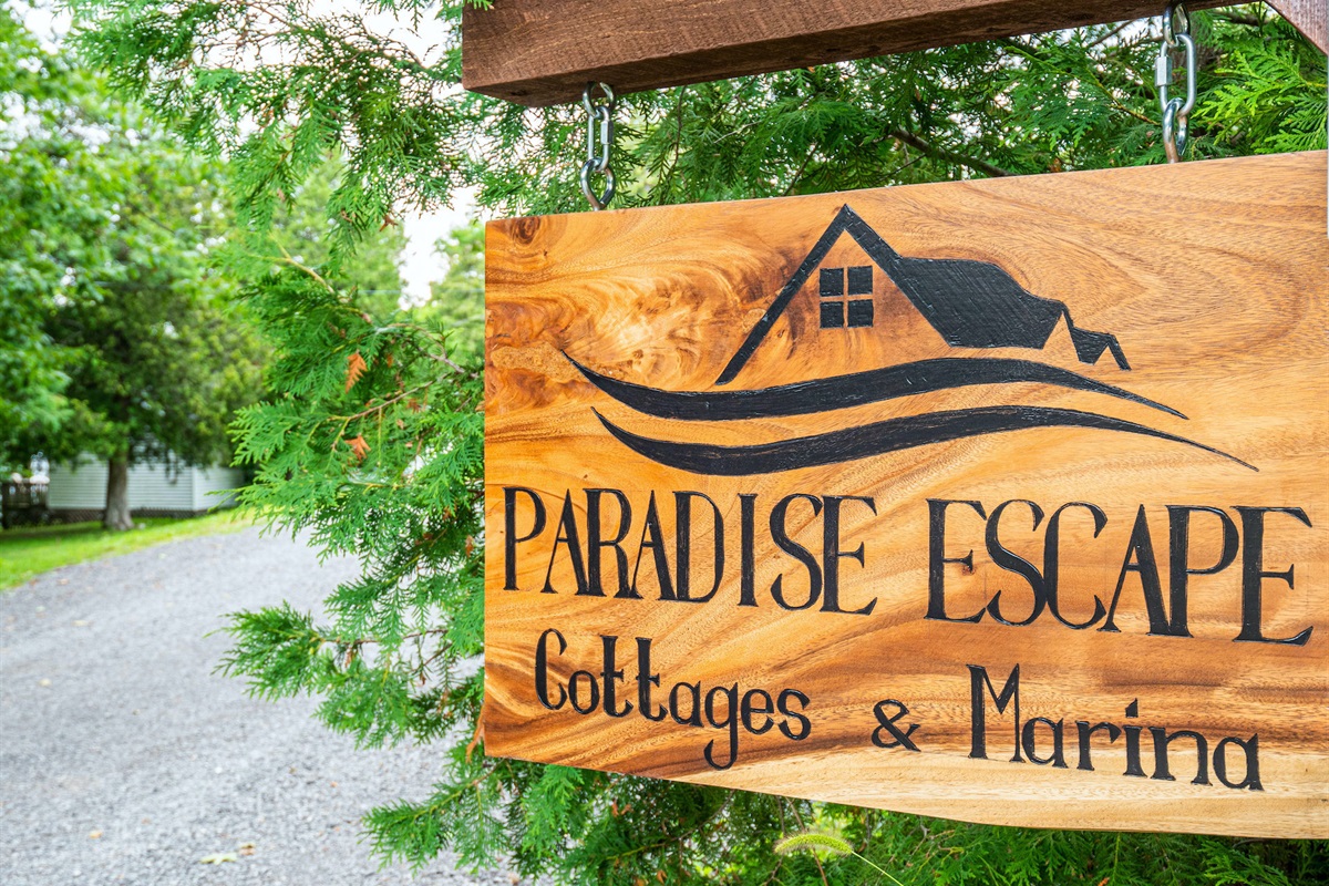 Paradise Escape Cottages & Marina entrance sign