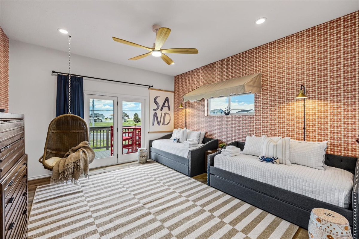 Hang out in the chair swing while listening to tunes, or read a book on the Bay Deck watching the sun set. Black out curtains! 