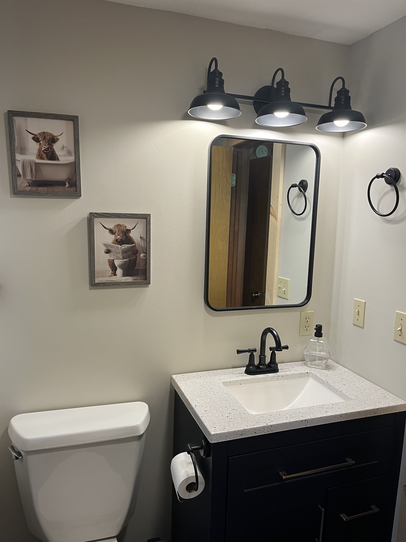 Jack and Jill bathroom between Queen #1 & 2