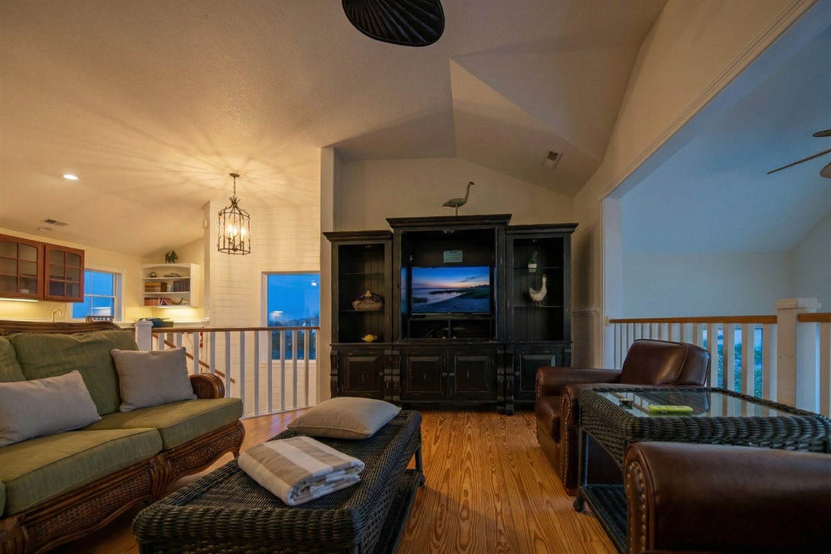 Unwind in the inviting family room of The Hemingway. With a wet bar, Captain's Lookout library, and plenty of comfy seating, it's the perfect space to relax with a book or movie.