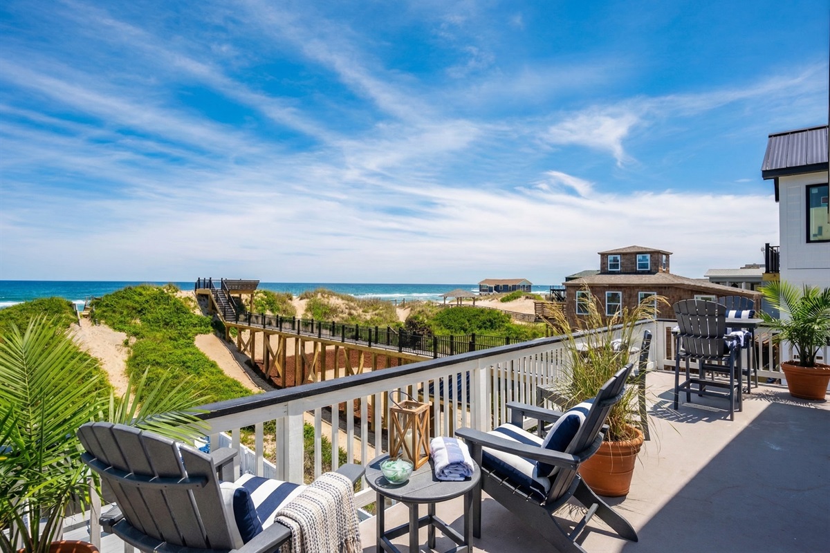 The Upper Deck: Beautiful Views of Ocean and Surroundings