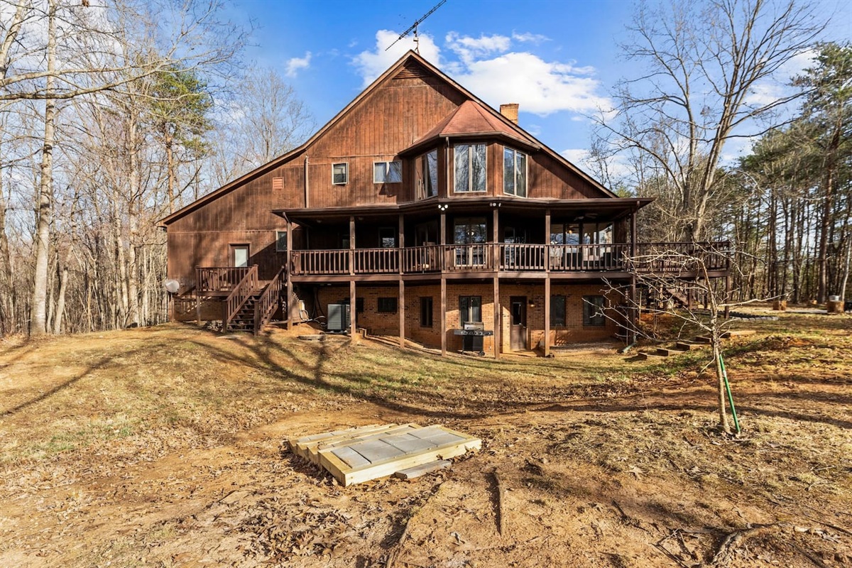 Outdoor Haven: Spacious deck beckons for starlit gatherings amid tranquil nature views!