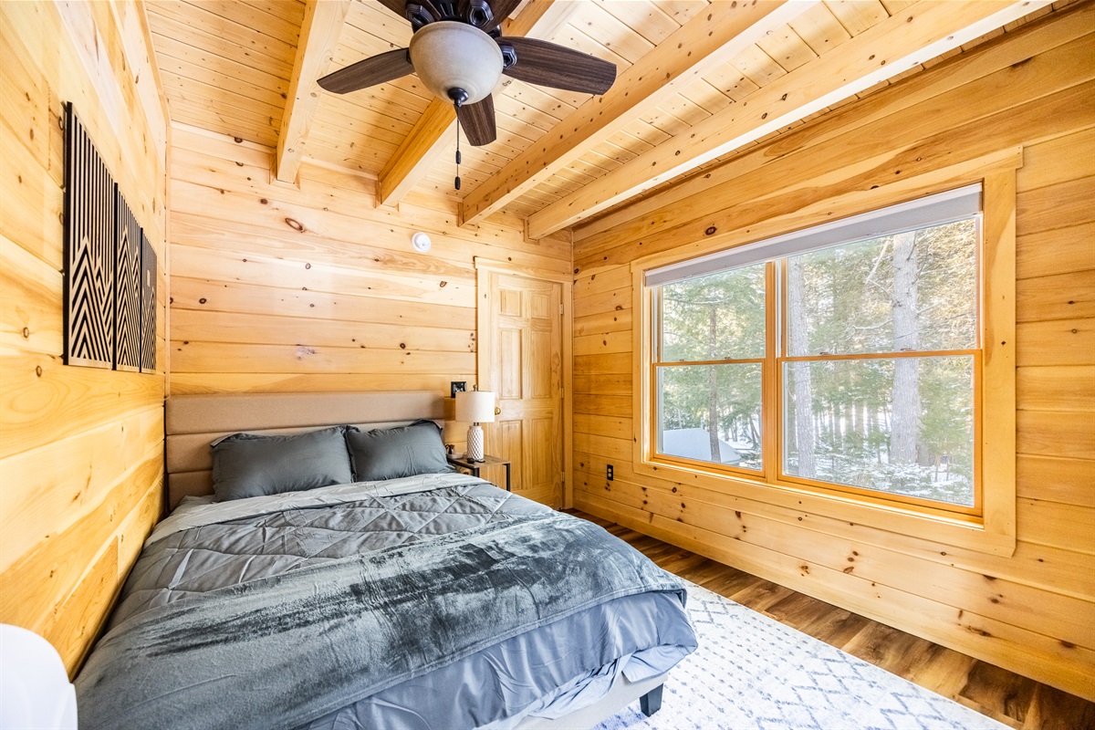 2nd bedroom with Queen bed