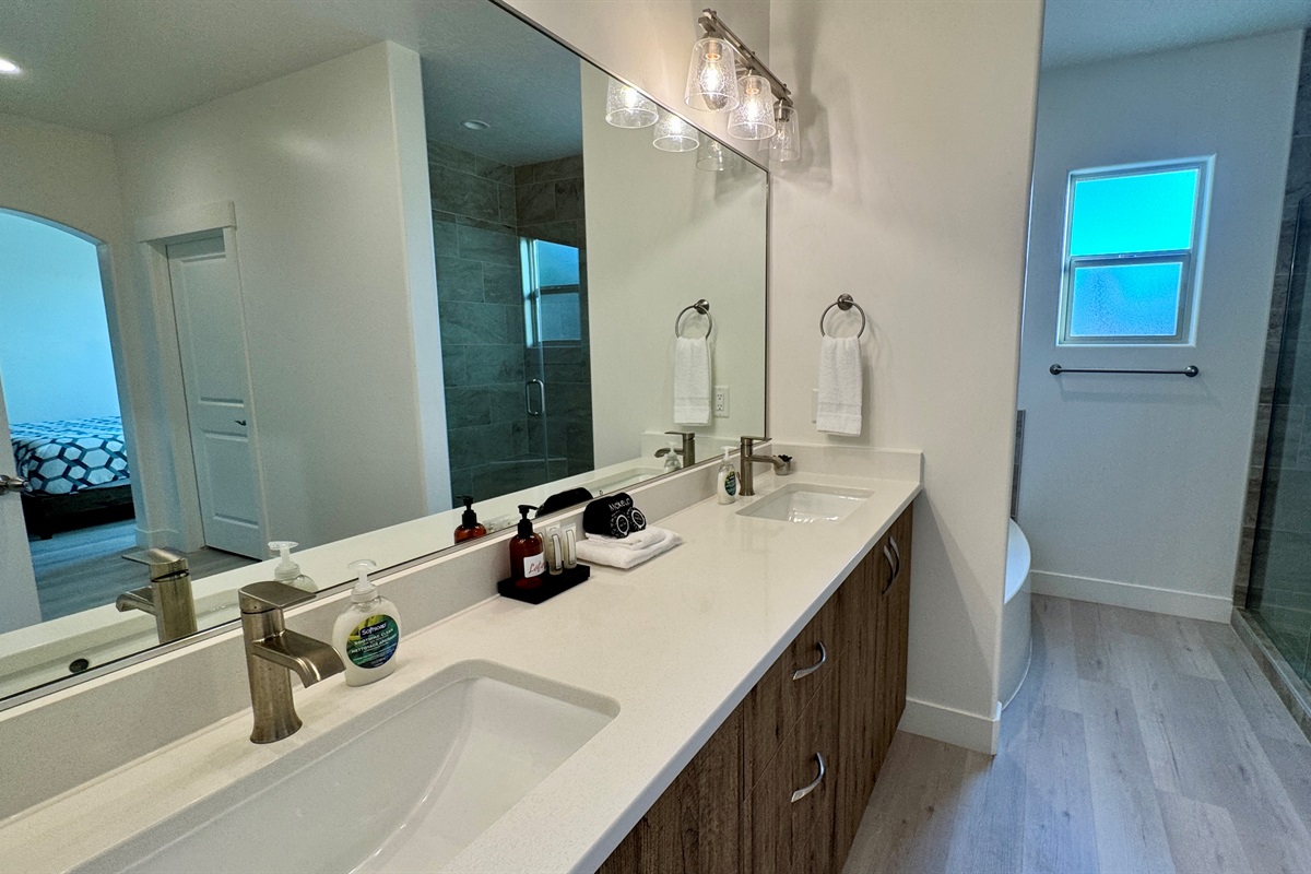 Ensuite bathroom with double sinks