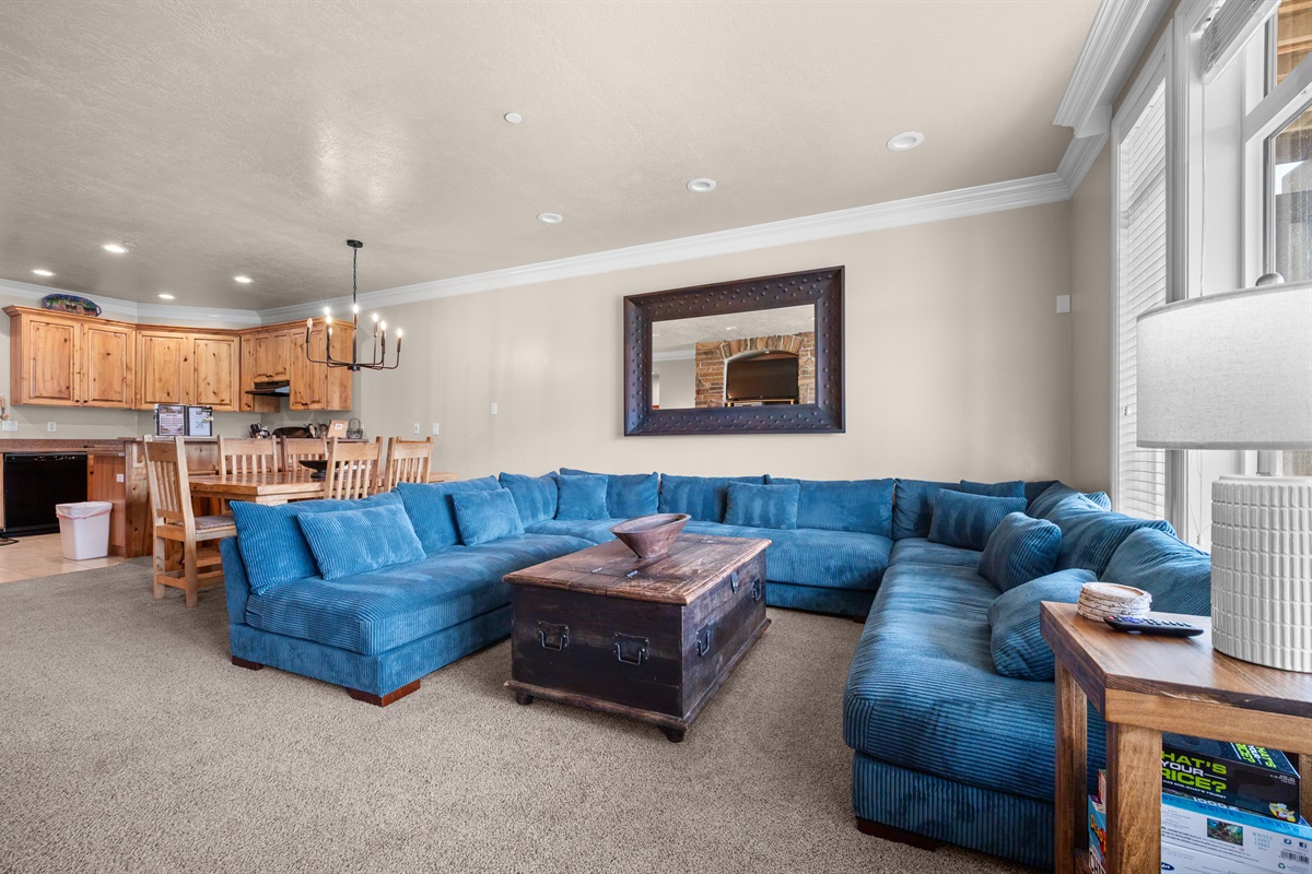 Spacious open-concept living area—perfect for gathering after a day at Pineview Reservoir or Snowbasin.