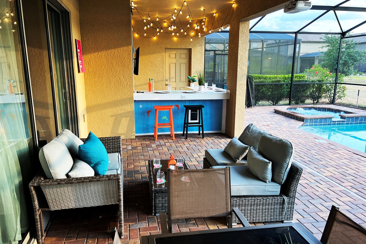 Covered Lanai - Plenty Of Seating