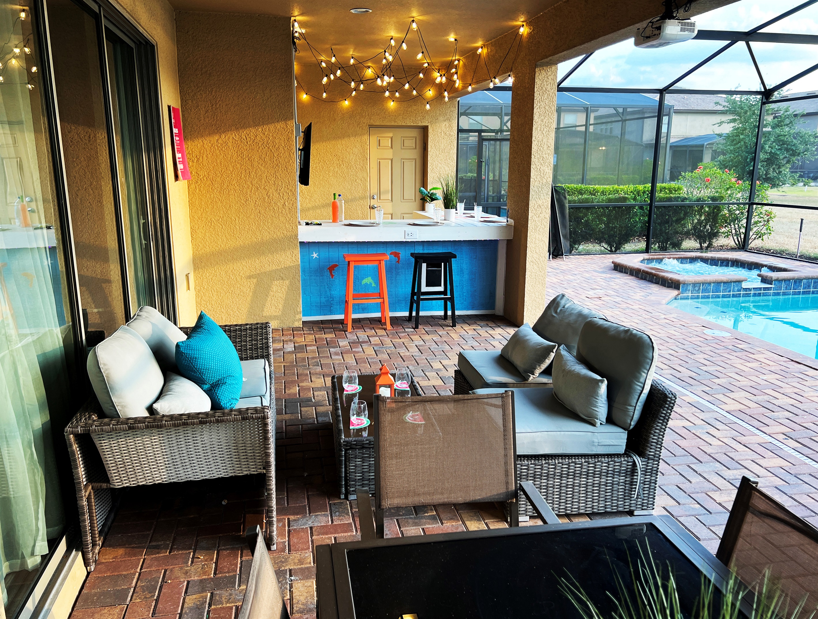 Covered Lanai - Plenty Of Seating