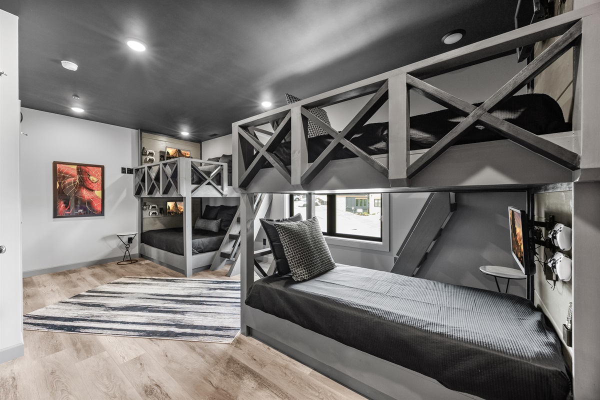 Bedroom #4: 1 Queen Bunk, 1 Twin Bunk