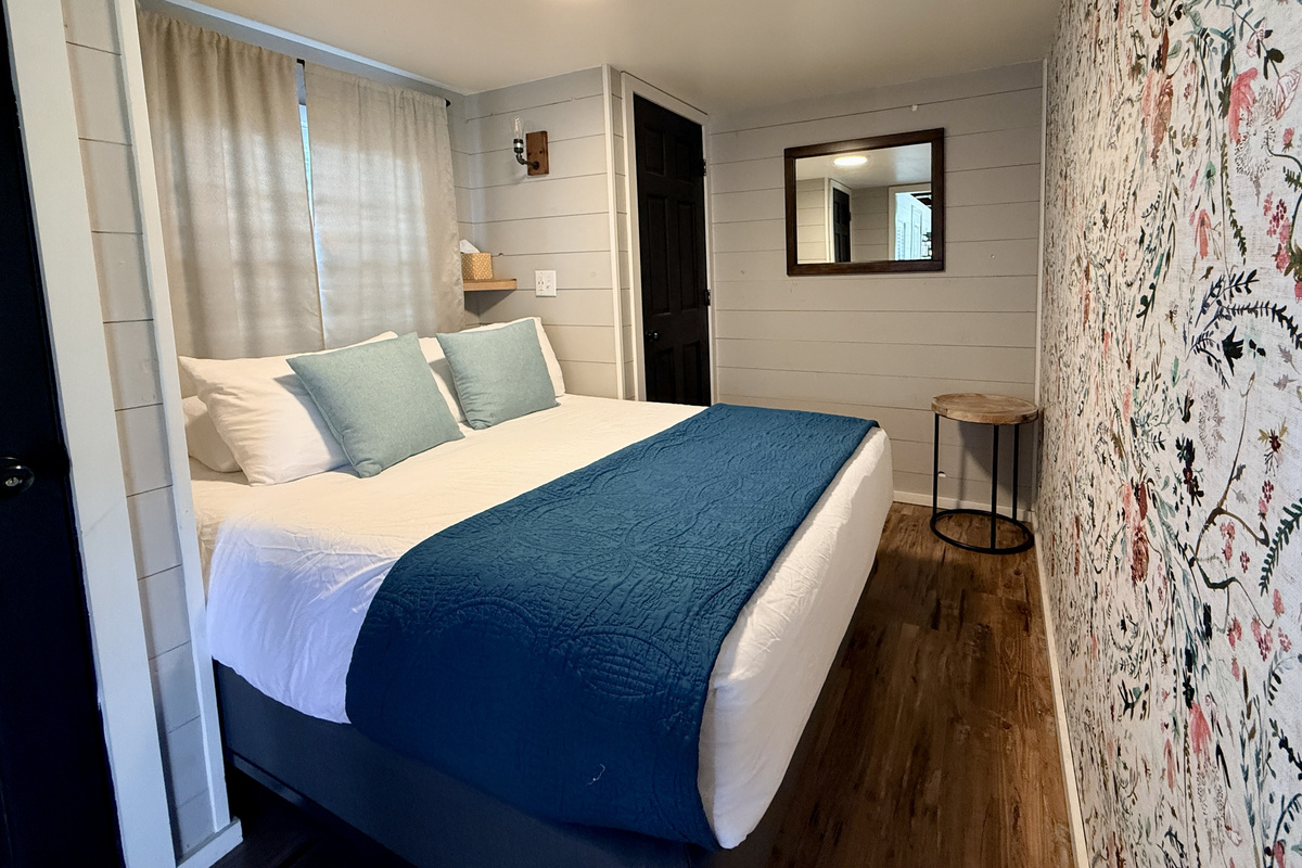 Queen bed in the bedroom