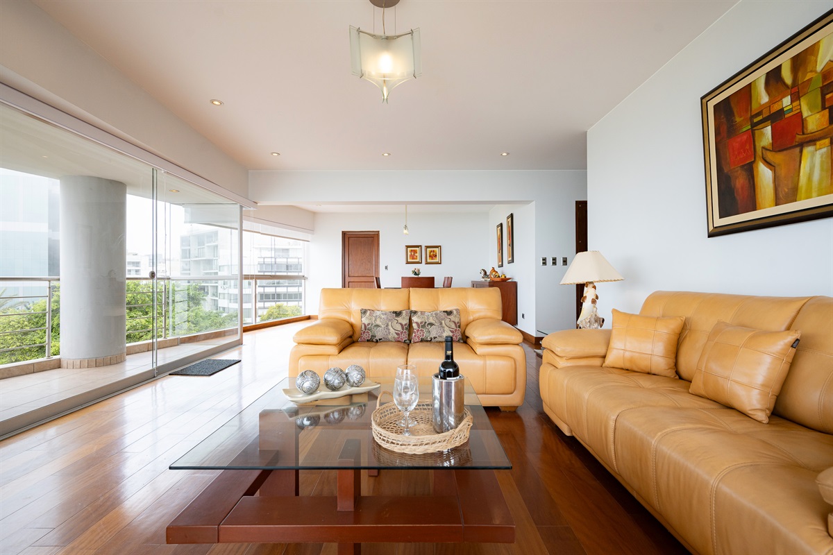 Spacious living room / Amplia sala de estar