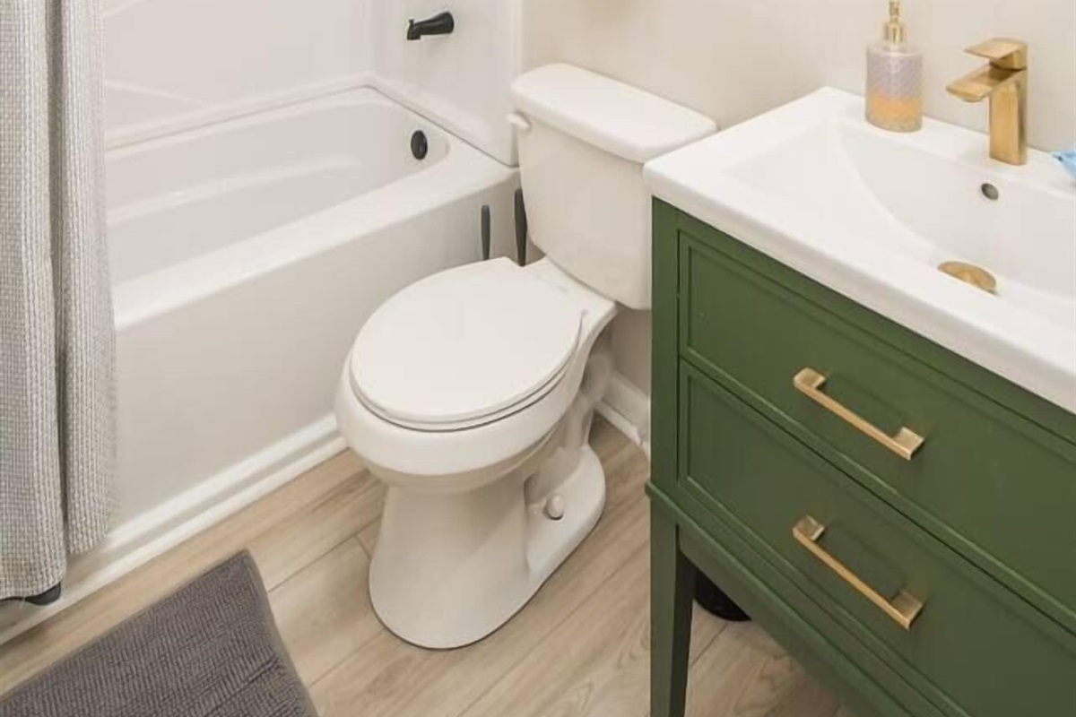 Unit 2: Full Bathroom Bed & Bath Linens Provided