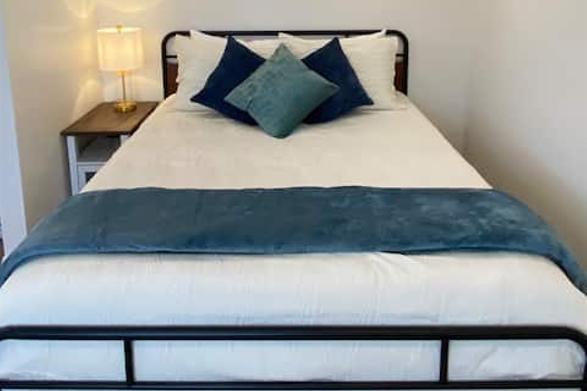 Queen Bed/Studio