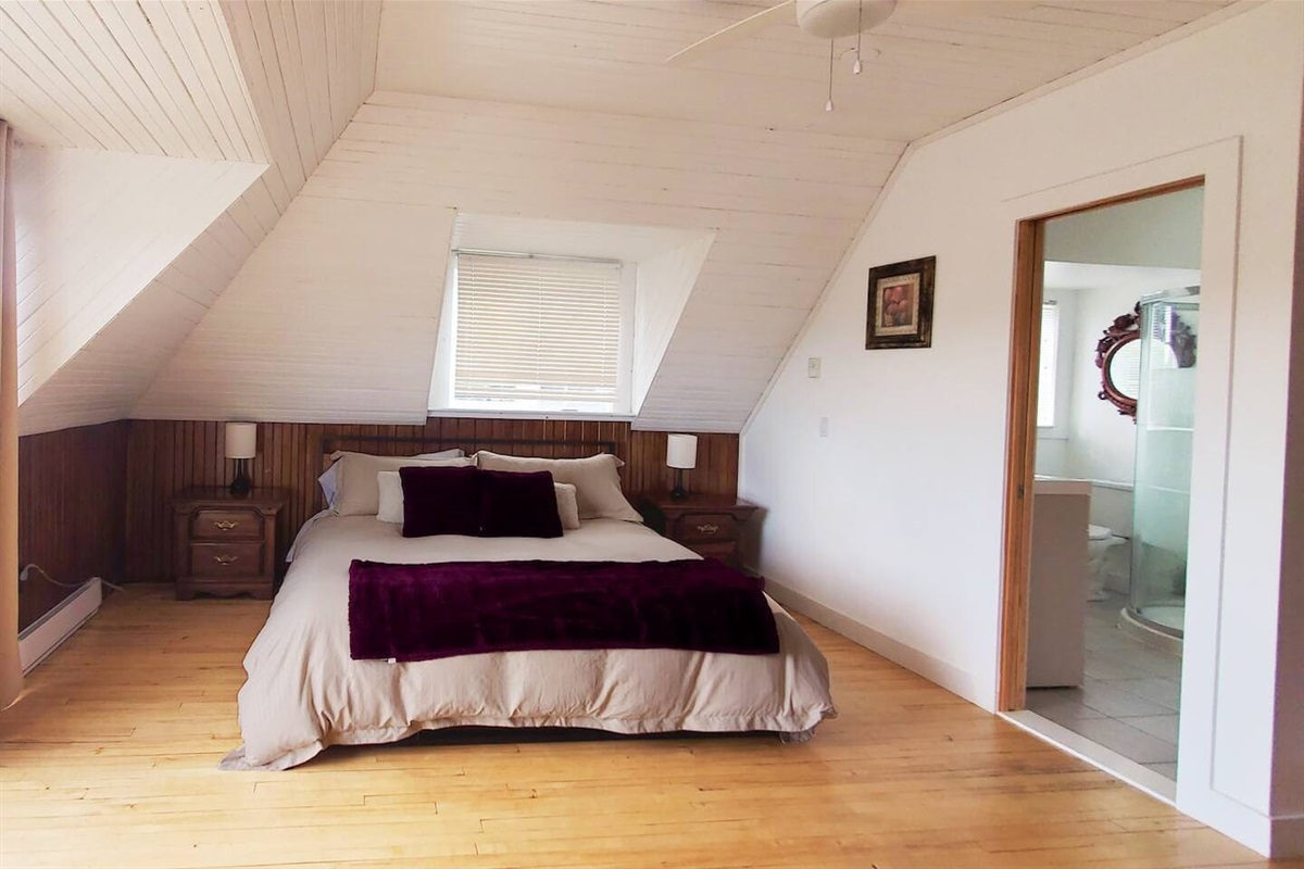 Super grande  Chambre des maîtres avec salle de bain attenante ( lit King) - Large master bedroom with ensuite bathroom