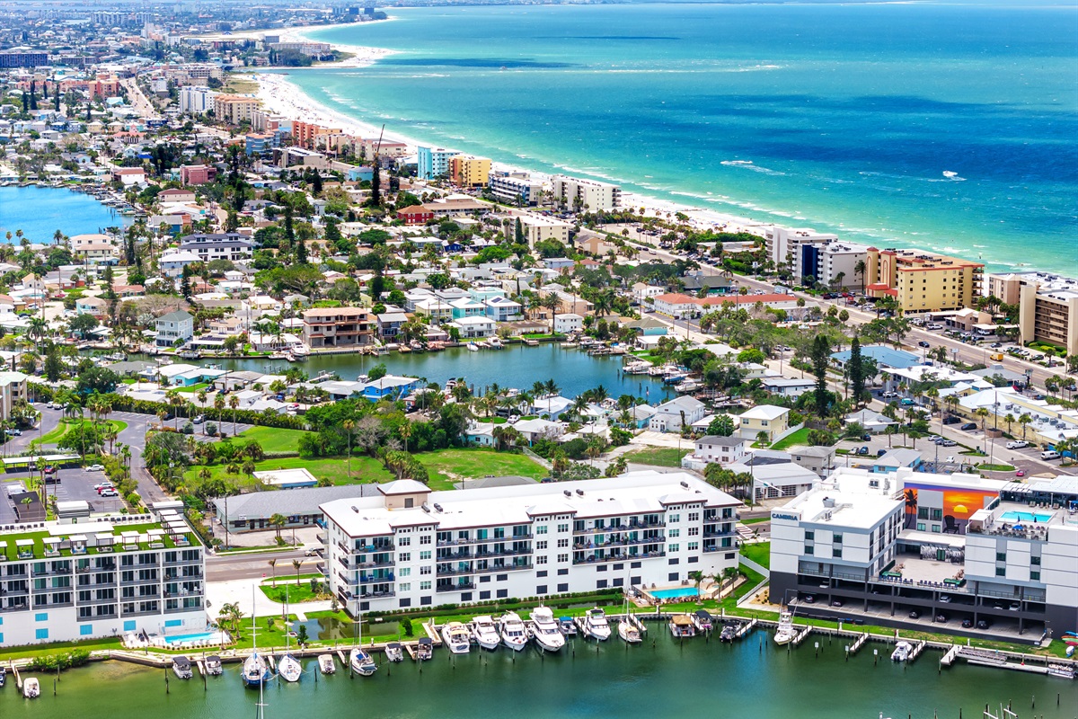Nearby Shopping, Restaurants, Groceries, Mini Golf and more!