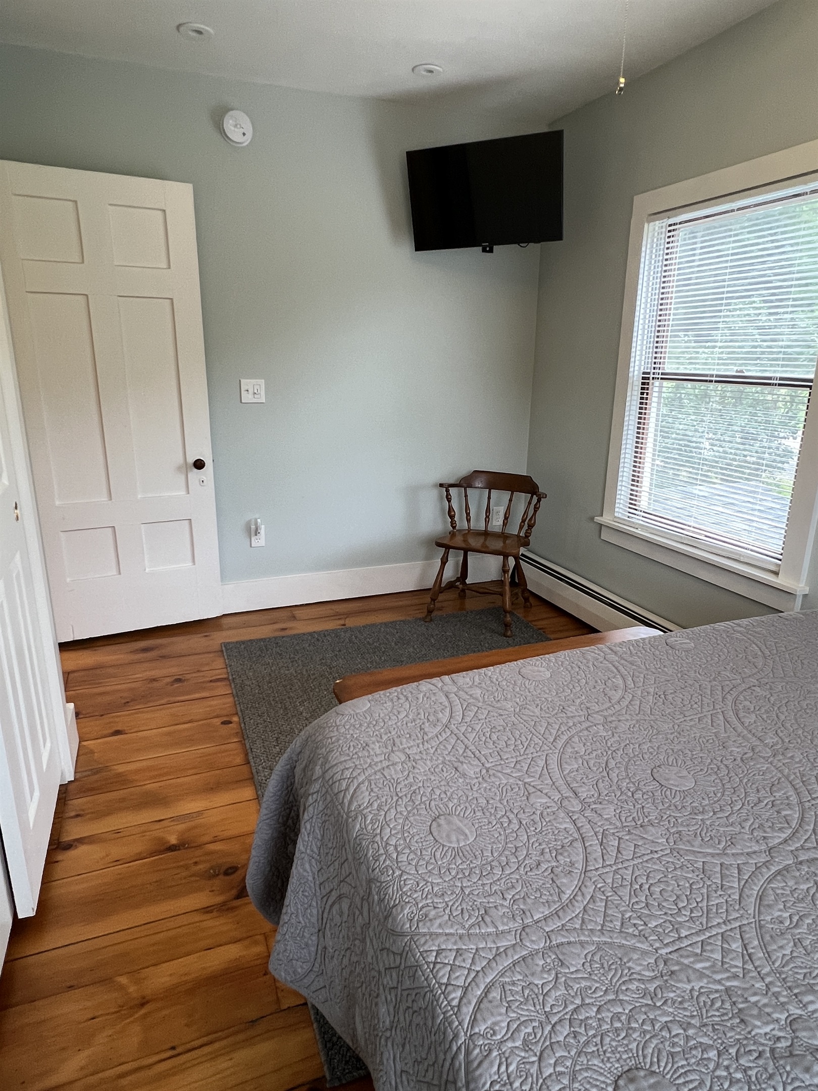 Cloverleaf Farm 2nd floor bedroom #5 with smart TV