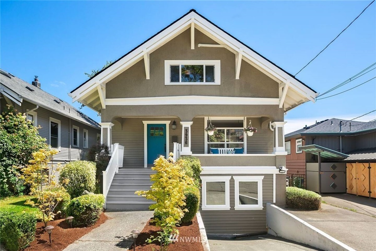 2900sf Duplex with 2 parking spots