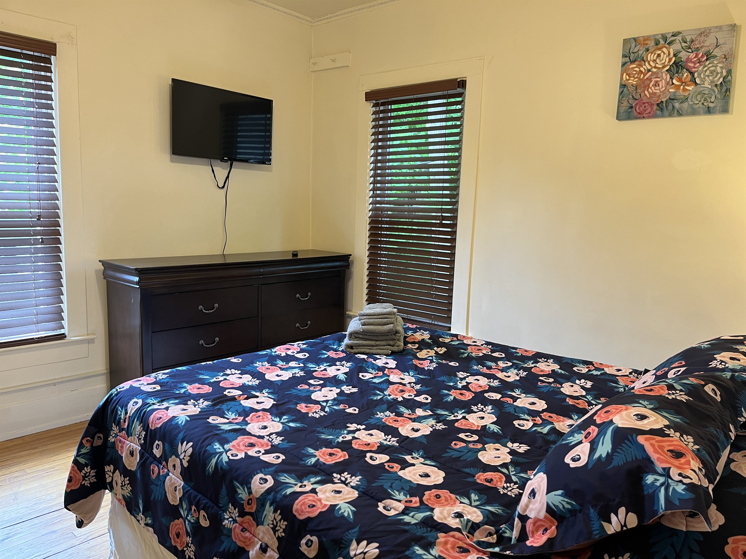 Queen bedroom 3