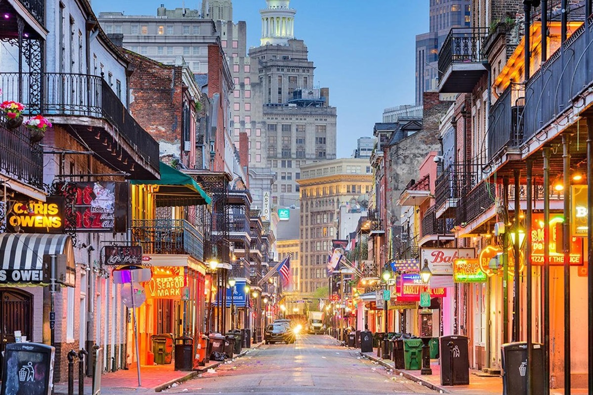 2.5 miles to the French Quarter! And another 4 blocks to Bourbon St.