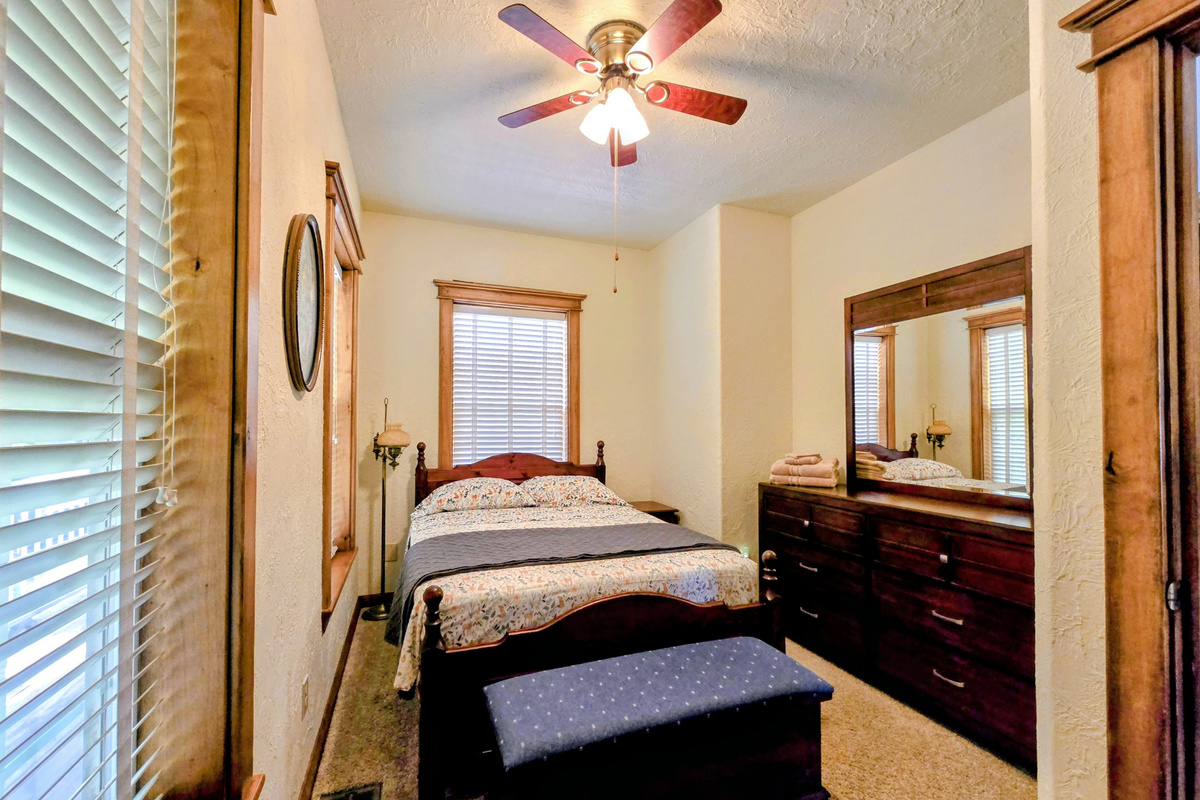 3rd bedroom on main floor with full size bed