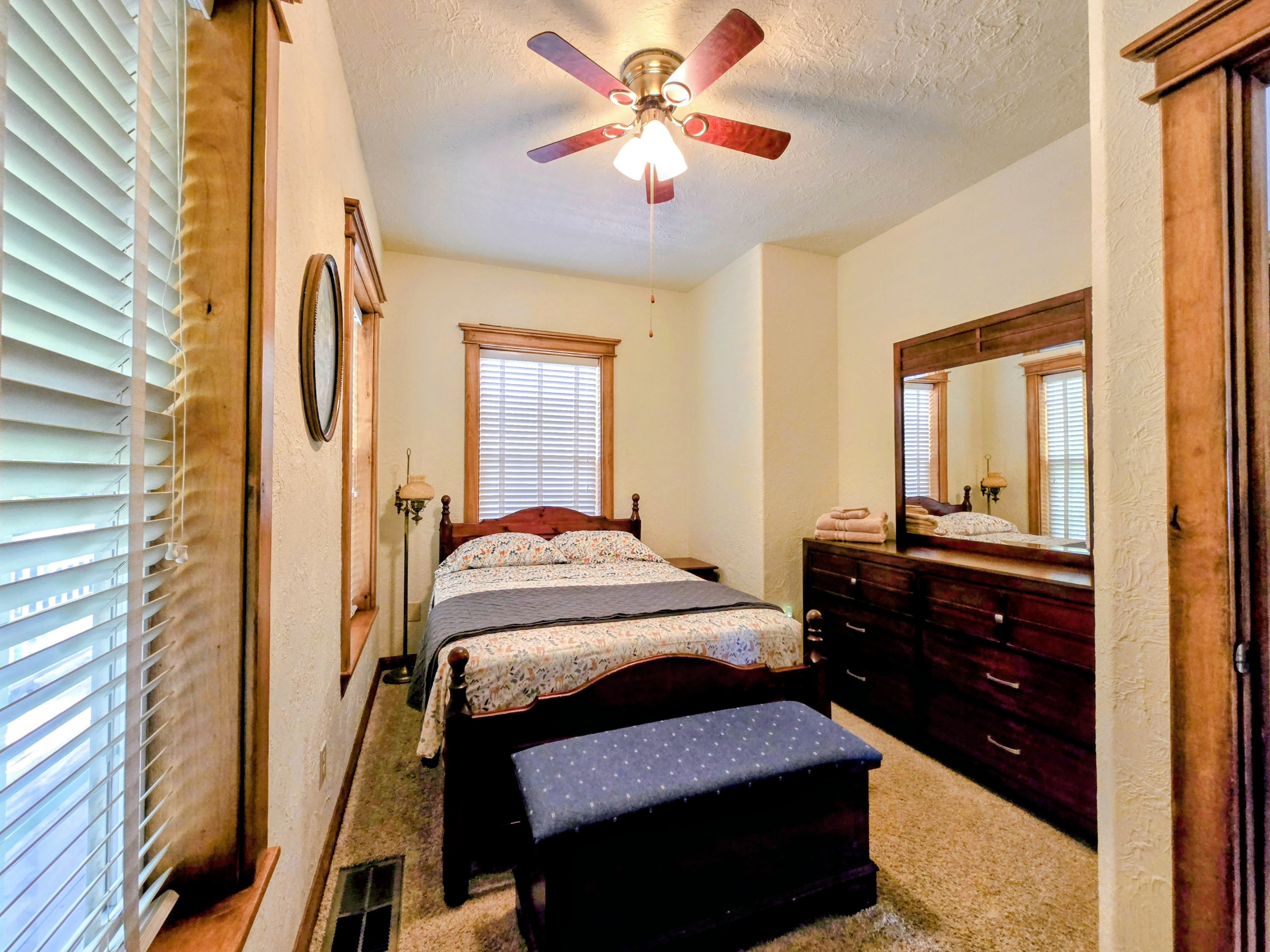 3rd bedroom on main floor with full size bed