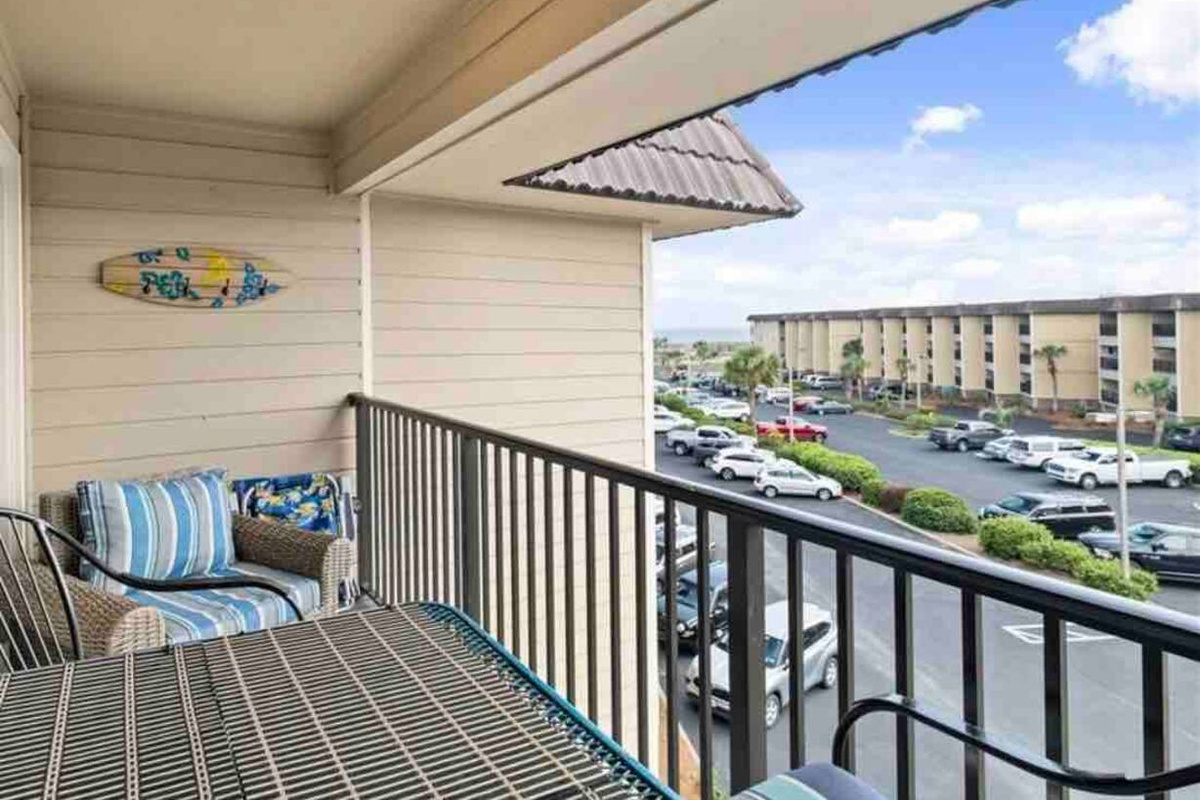 Balcony with seating