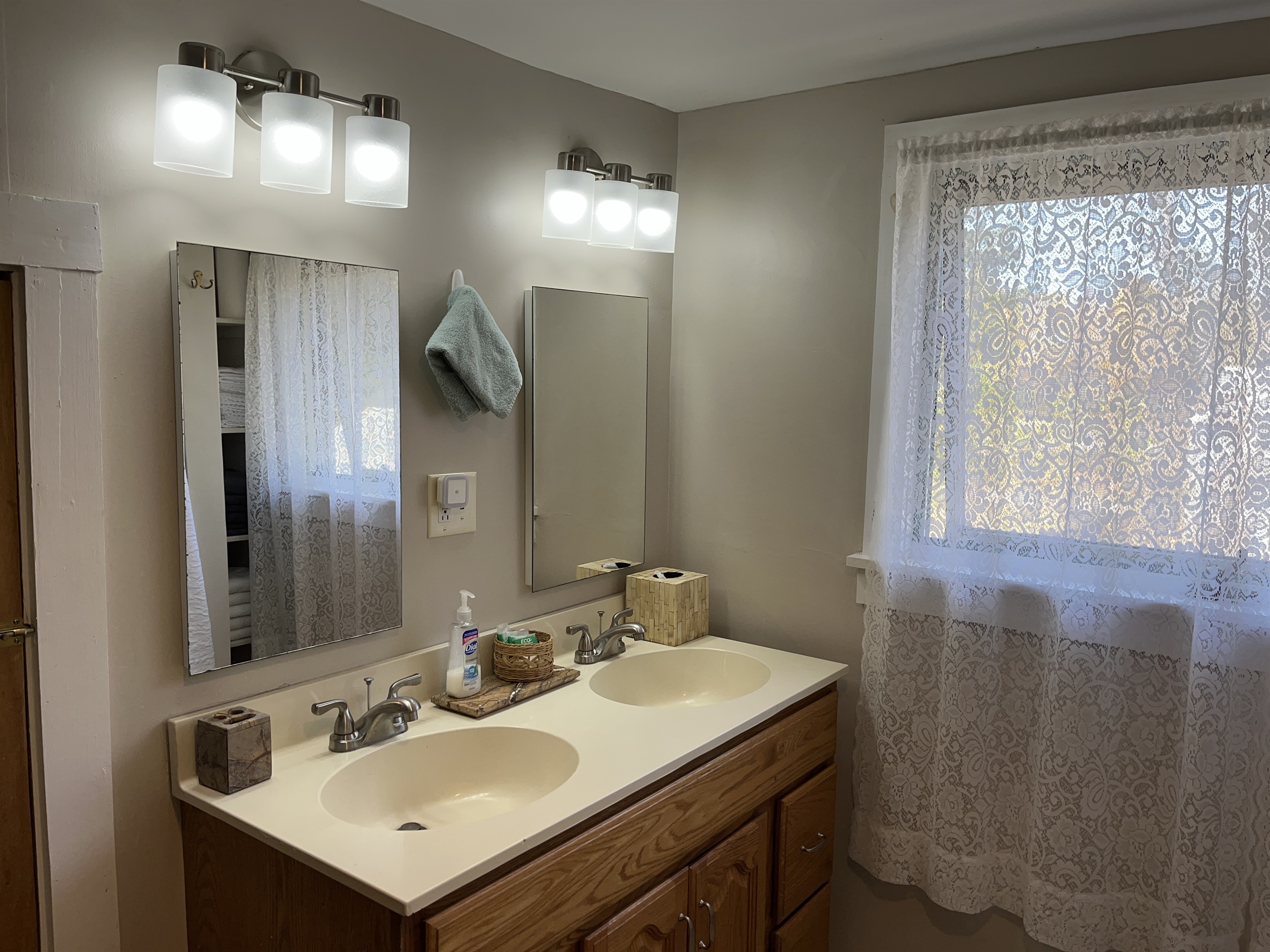 2nd floor bath with shower