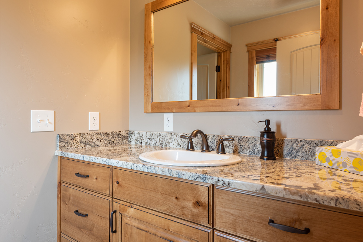 2nd en-suite jr. primary bathroom.
