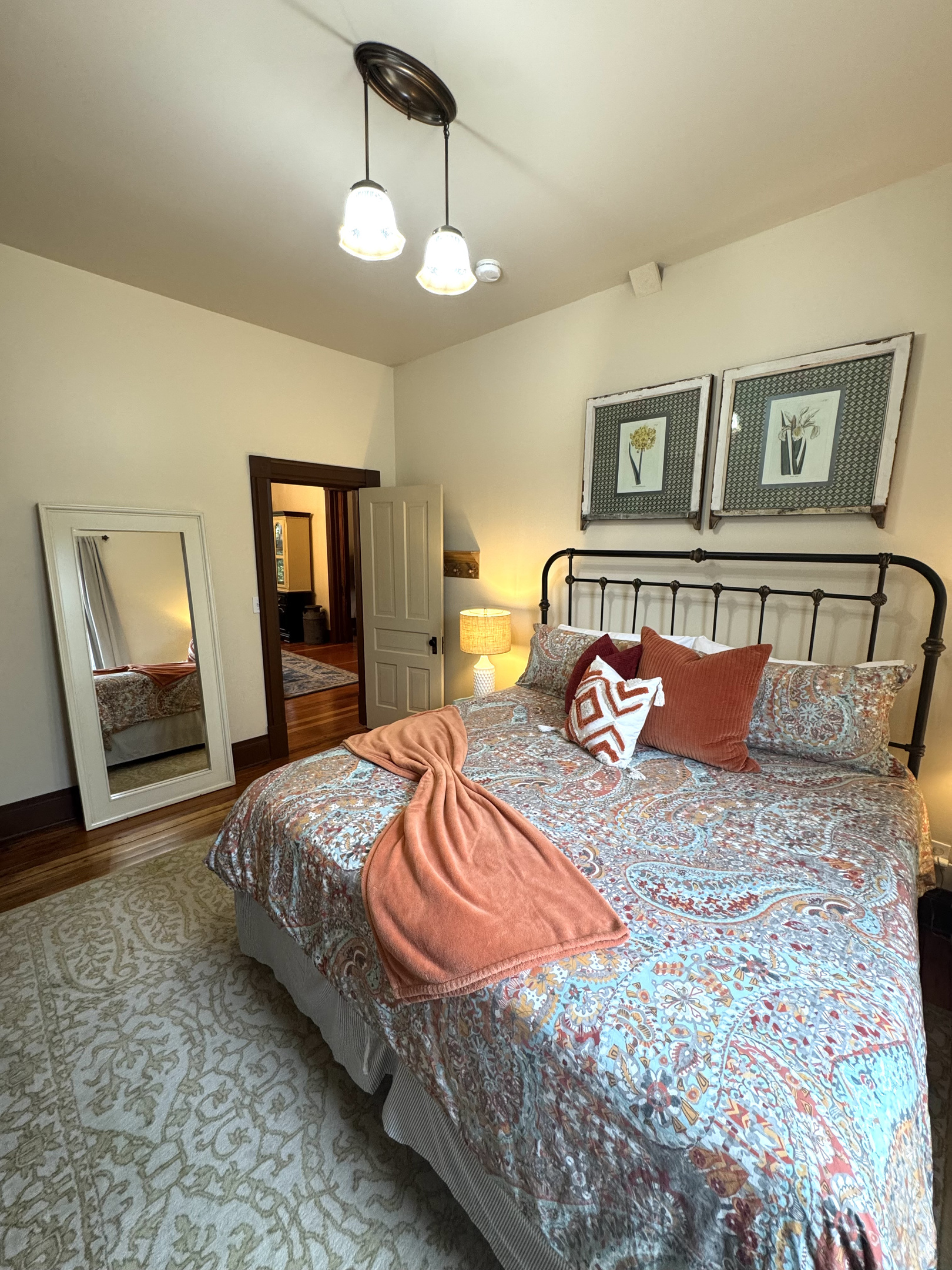 Main Floor, King Bed