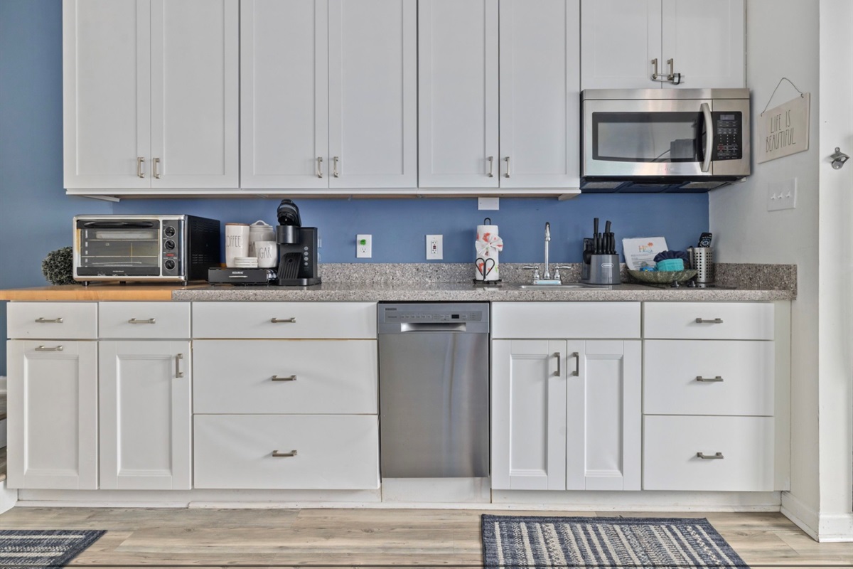 Bright, functional kitchen ✨ Fully equipped for easy vacation meals, morning coffee, and late-night snacks. Clean lines, generous storage, and everything you need for effortless beachside living.