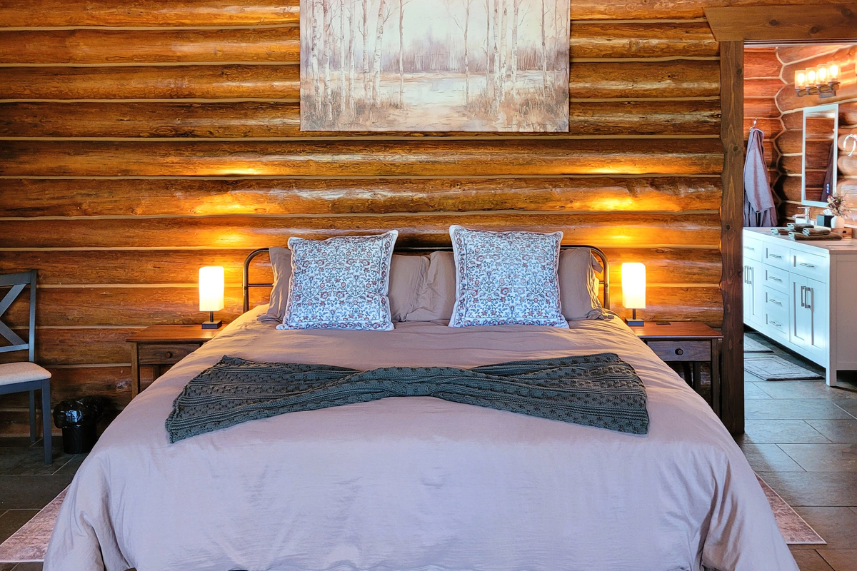 Stretch out in a plush king-size bed wrapped in peaceful mountain quiet
