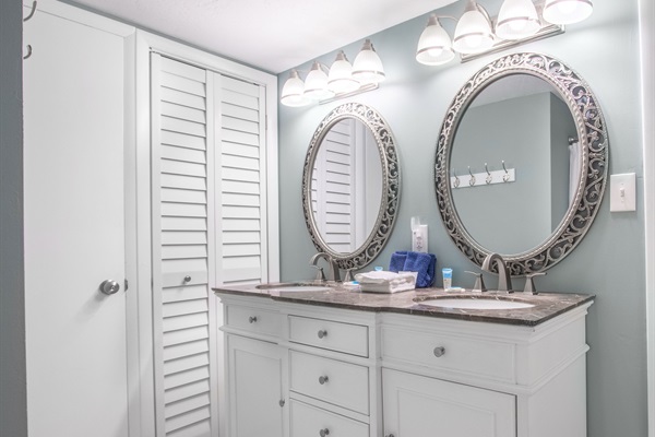 Ensuite full bathroom