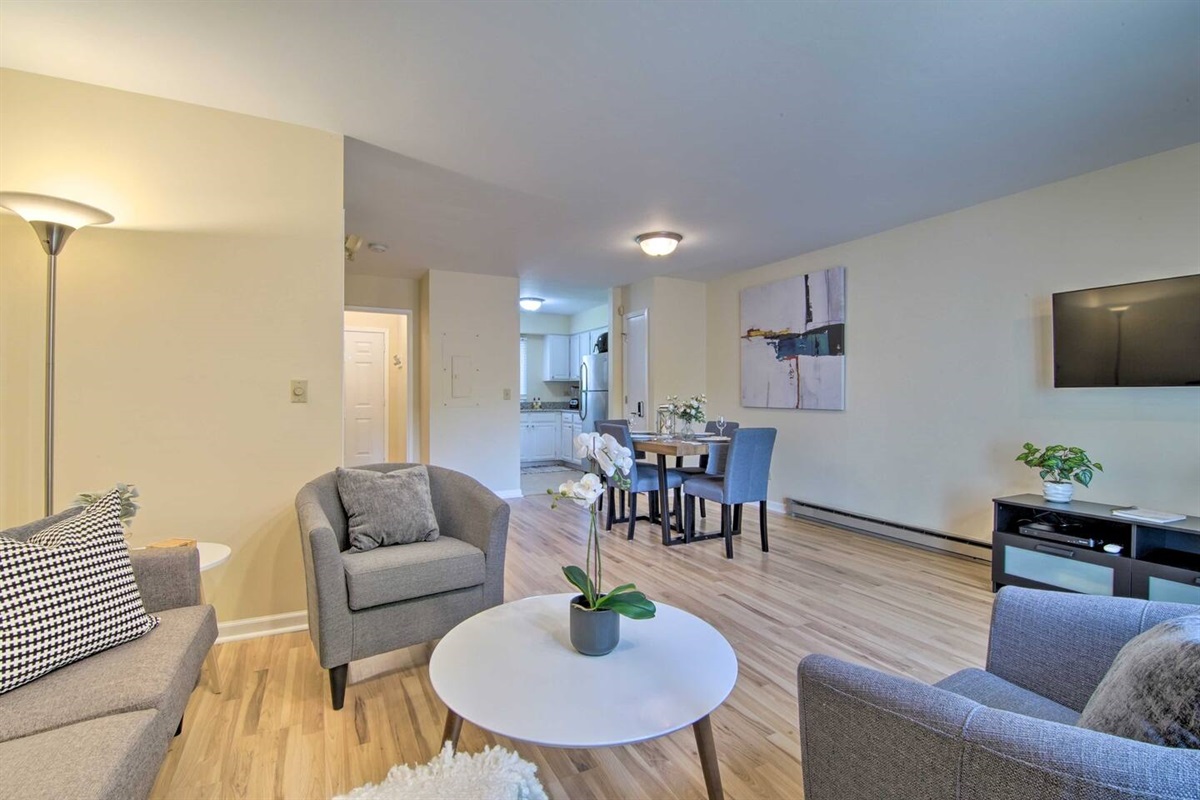 2Bd Unit:  The flatscreen, smart TV and high-speed internet can be enjoyed in the living room, dining area, and kitchen.  