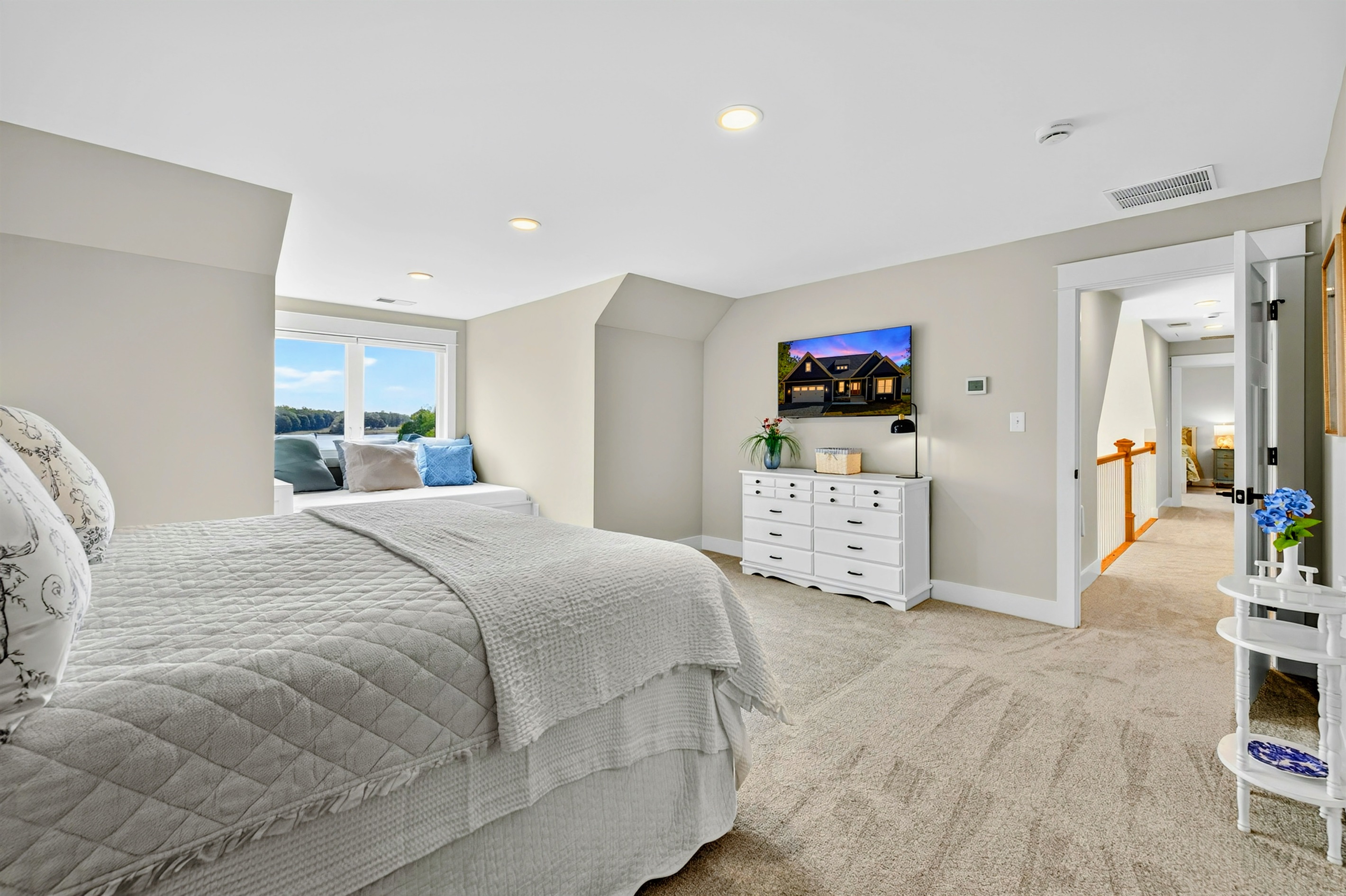 Sunrises or sunsets over the water from this king room are beautiful. This full-size en-suite bed is perfect for toddlers or kids to sleep in the same room as their parents or for a cozy reading nook.