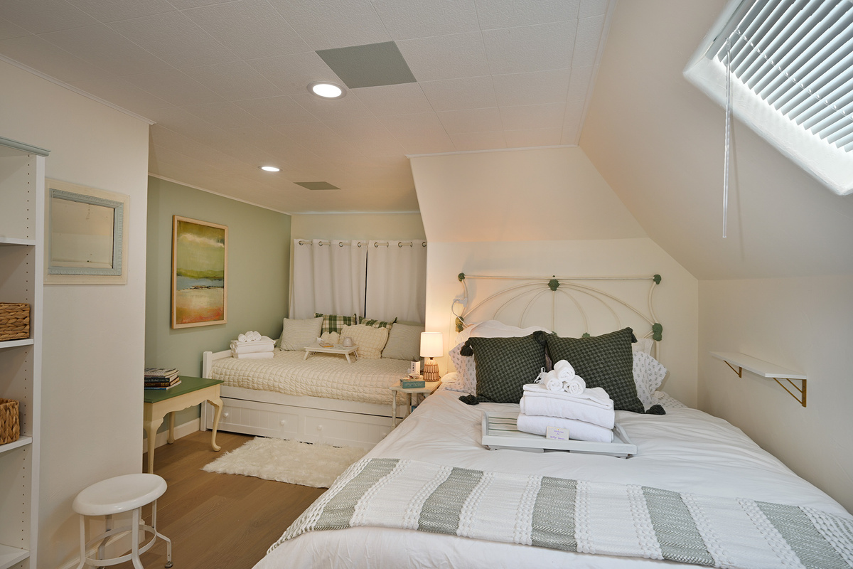 The Shasta Serpentine Portal is furised with a Queen Sized Bed. A Twin Sized Day Bed & a Twin Trundle Bed