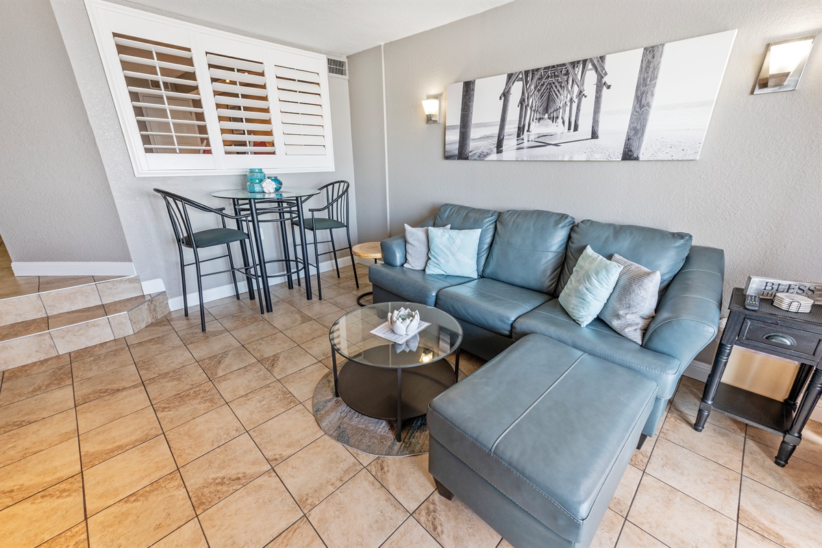 Living Room with Stunning Views🌊☀️