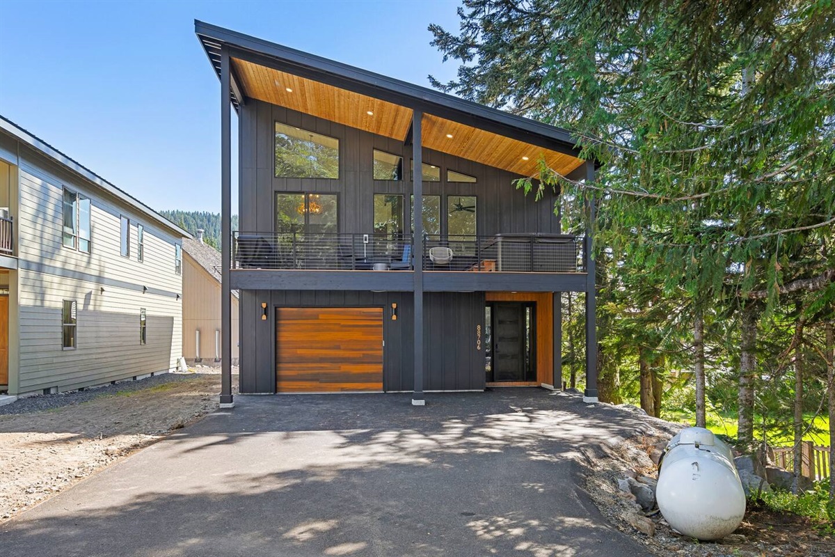 Downtown Govy Lodge exterior