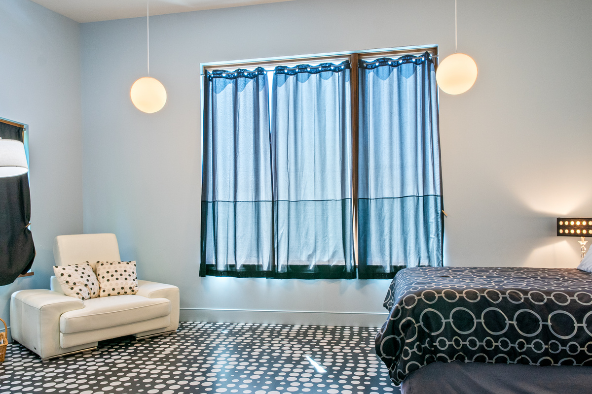 Reach the summit of The Crag in the stunning "Sky Loft." This iconic third-floor retreat features a Queen bed and bold, easy-to-clean designer laminate flooring, offering bird’s-eye views of historic Otter Creek through massive picture windows.