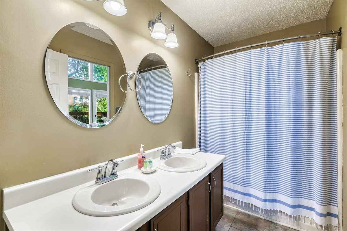 Private bathroom inside the master bedroom.