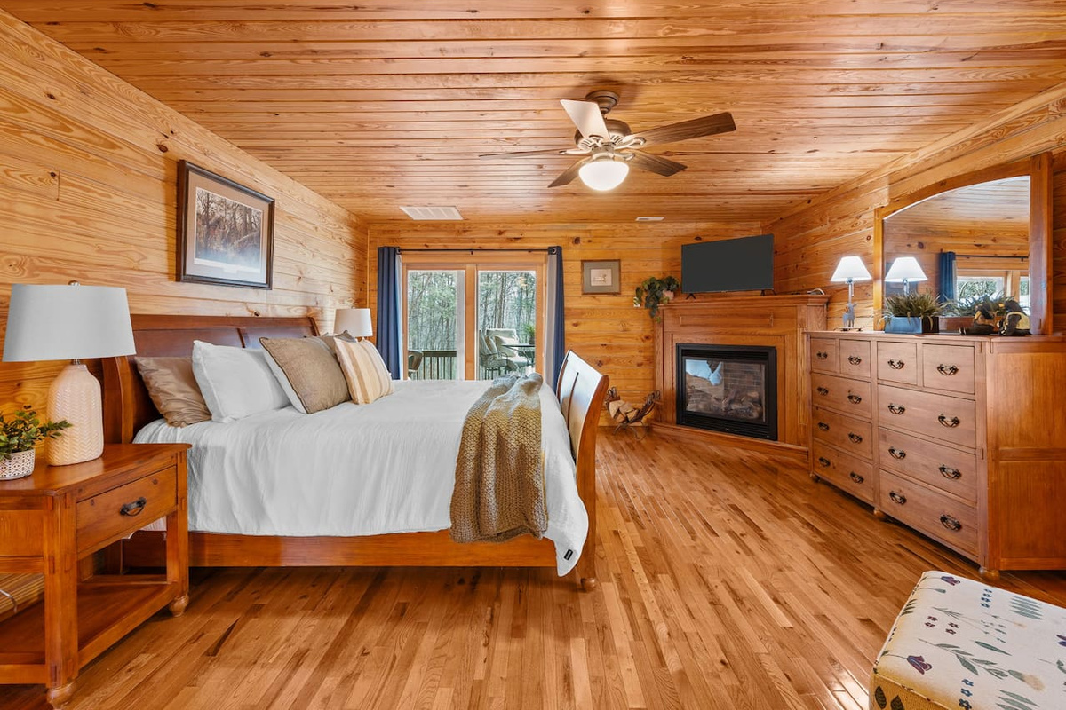 Primary bedroom located on the main level with en suite bathroom