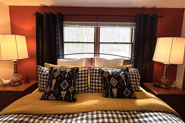 Bed 1: King bed