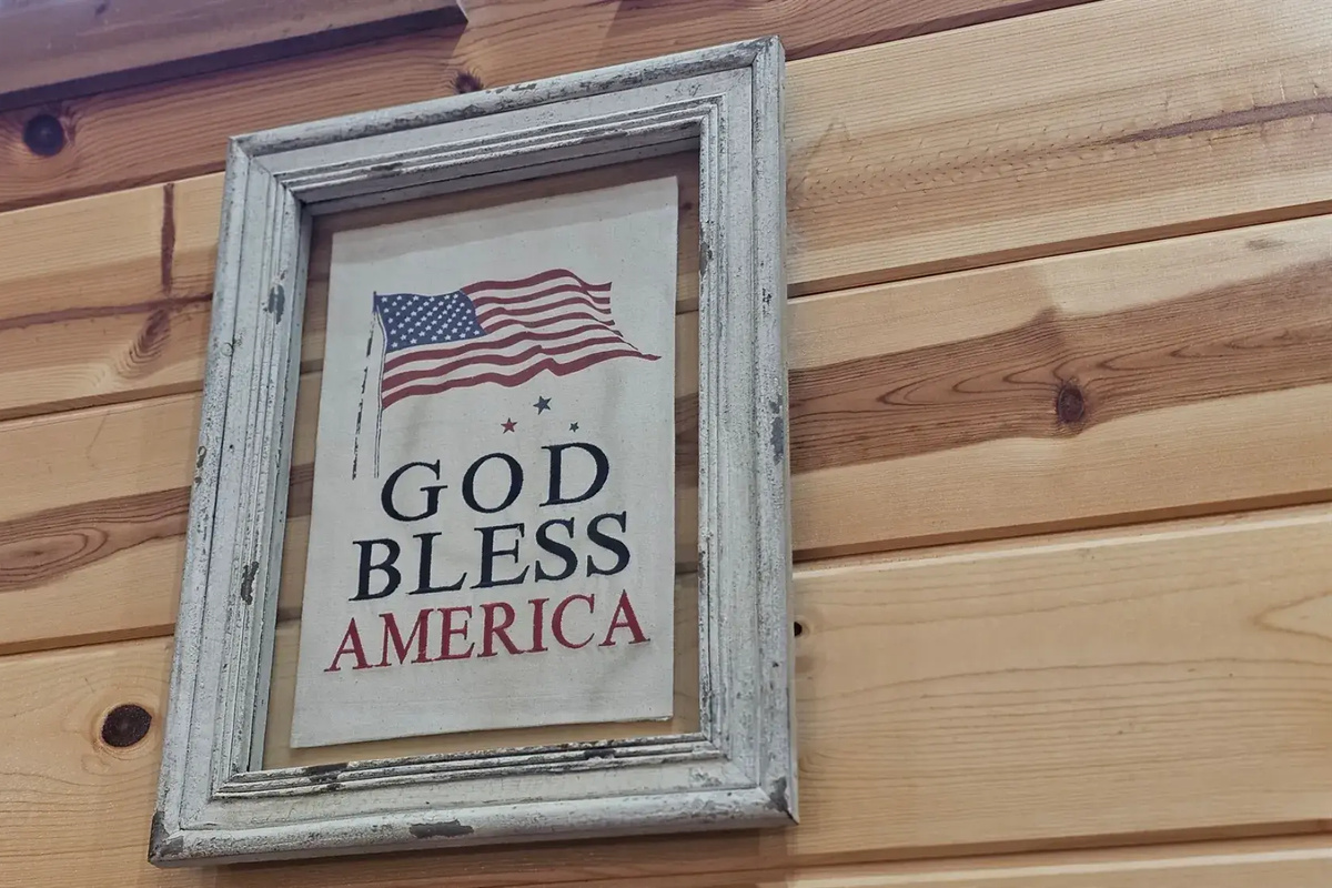 Simple, timeless message: “God Bless America.”