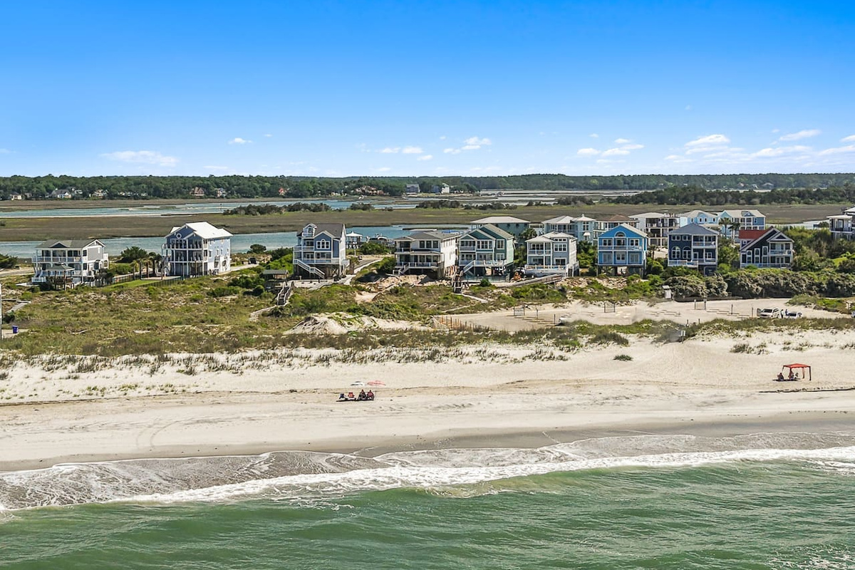 Pack a little lighter - we've got the beach essentials covered! Guests will enjoy complimentary beach chairs, towels, a cooler, TWO beach umbrellaS, Shibumi shade, sand toys, and a TWO wagons to make trips to and from the beach easy and enjoyable.