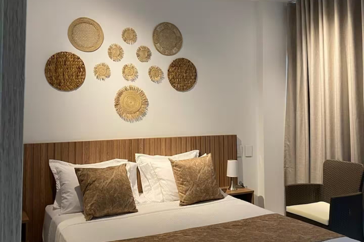 Configuración de dormitorio cómoda para tu estancia costera, con cálidos acabados en madera y almacenamiento práctico como base ideal entre días de playa y recorridos por la zona.