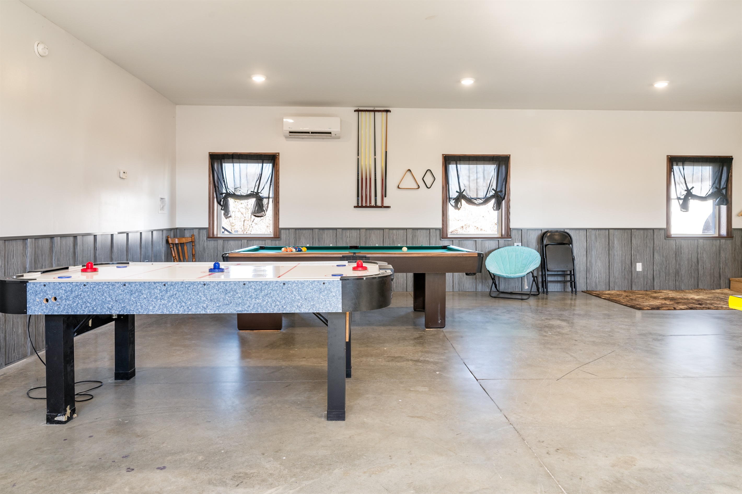Large entertainment space featuring pool and ping-pong tables—your group’s favorite spot for evening fun and friendly tournaments.
