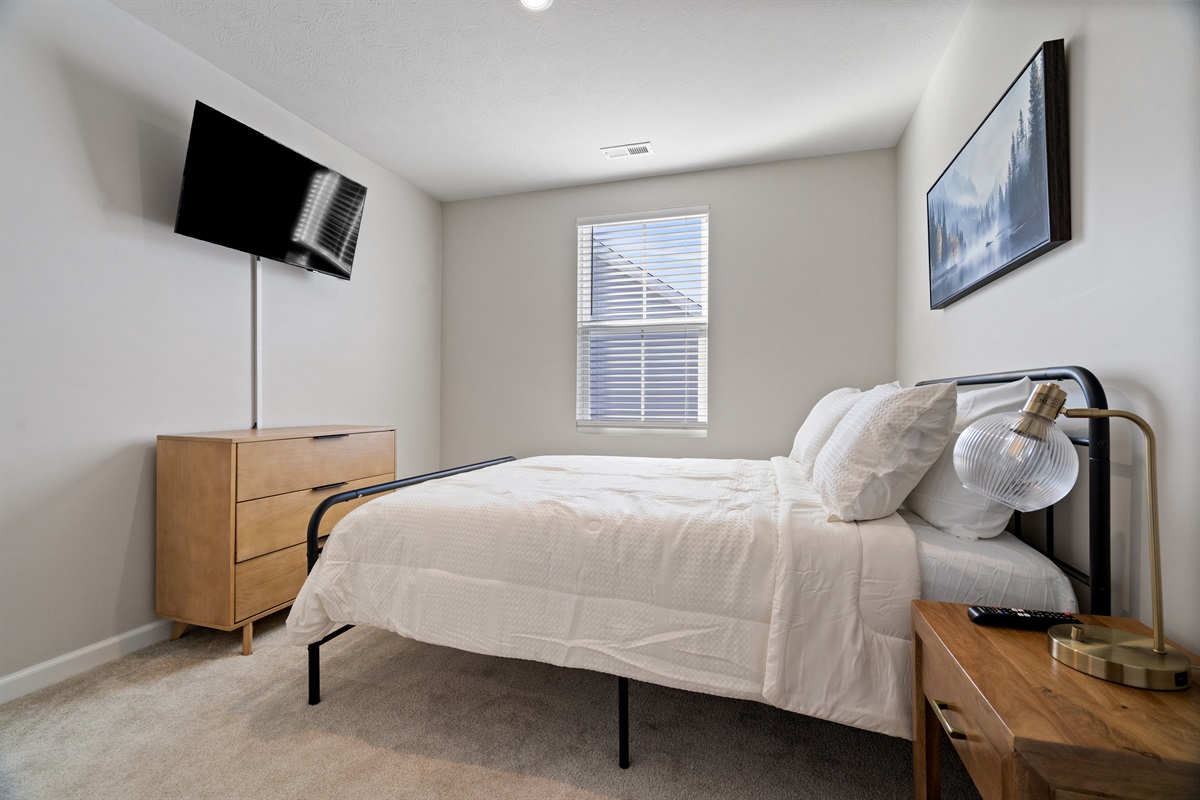 Bed 3 w/ Smart tv