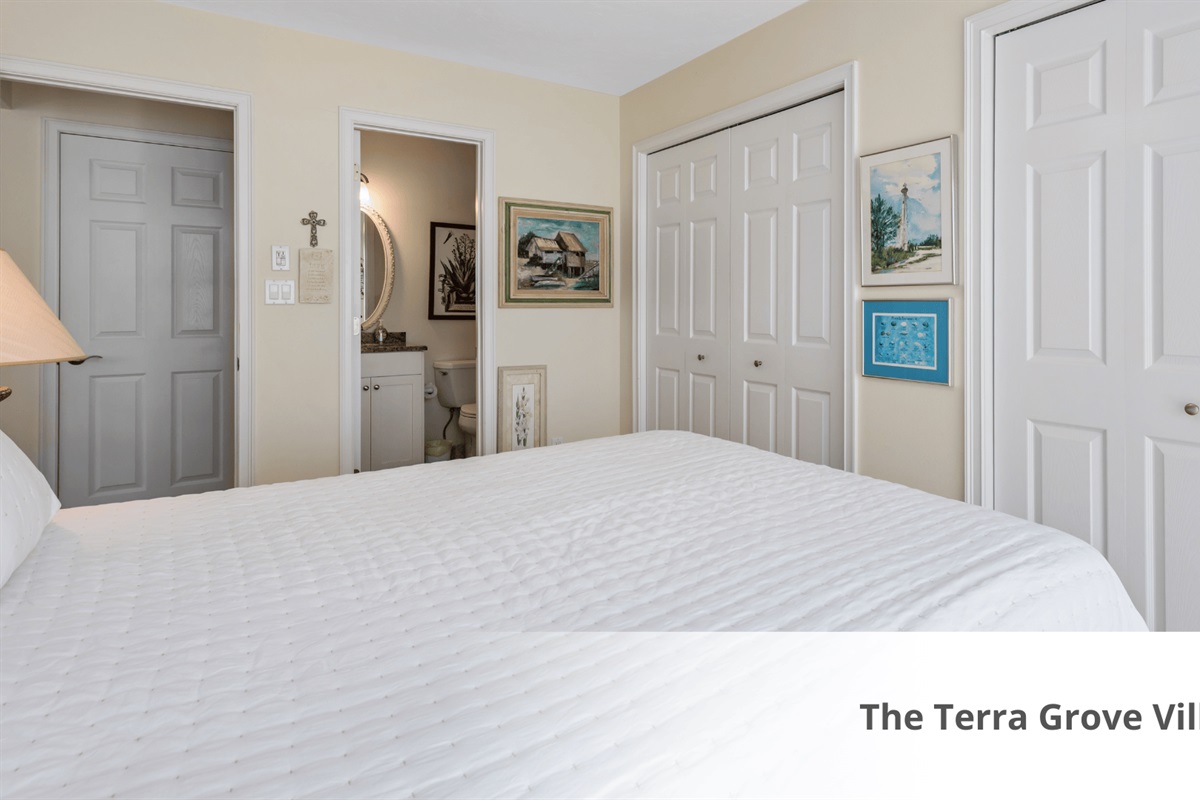 Queen Bedroom w/Private Bathroom
