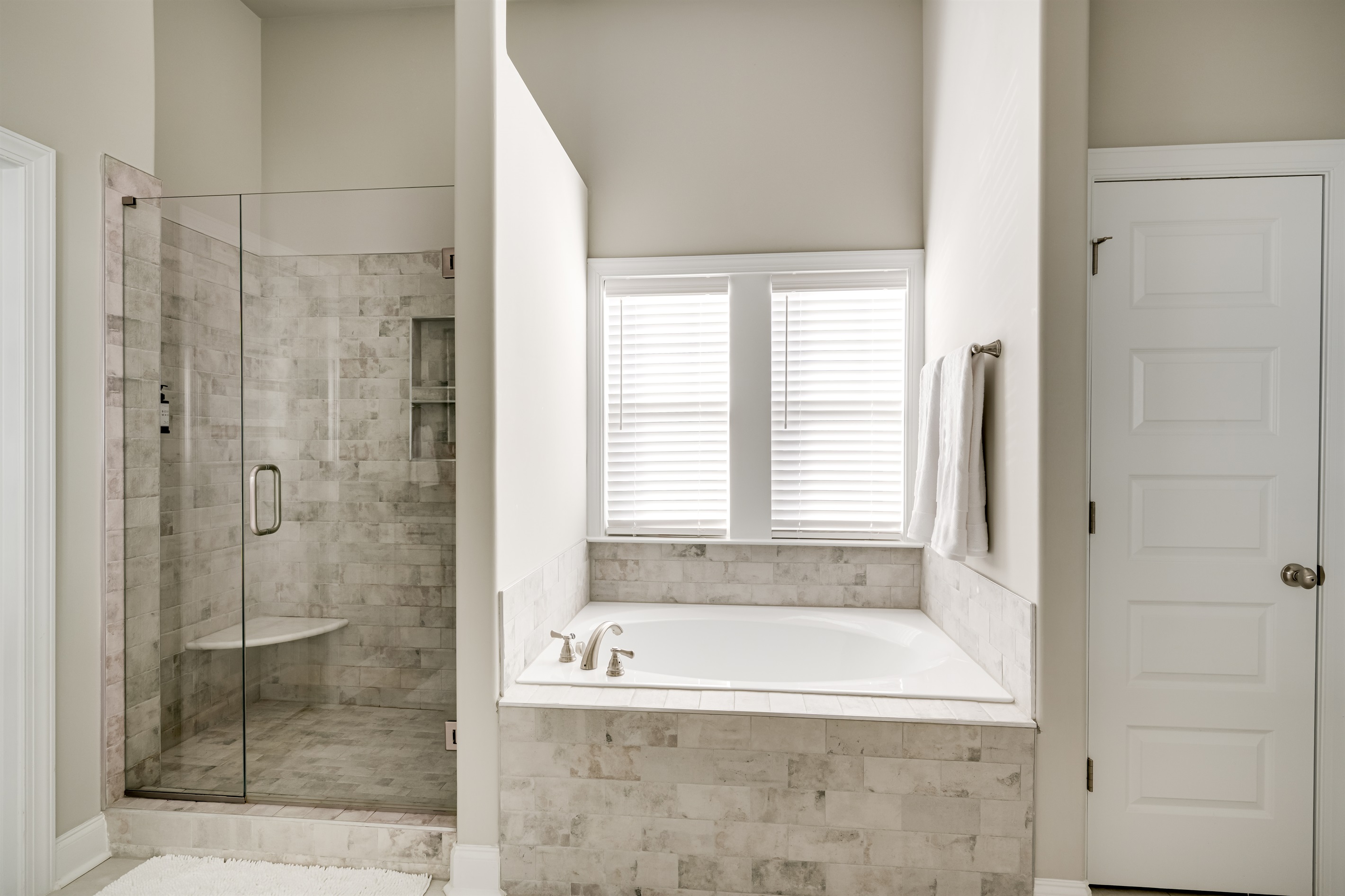 ✨ A walk-in shower with seating, a soaking tub, and endless comfort.