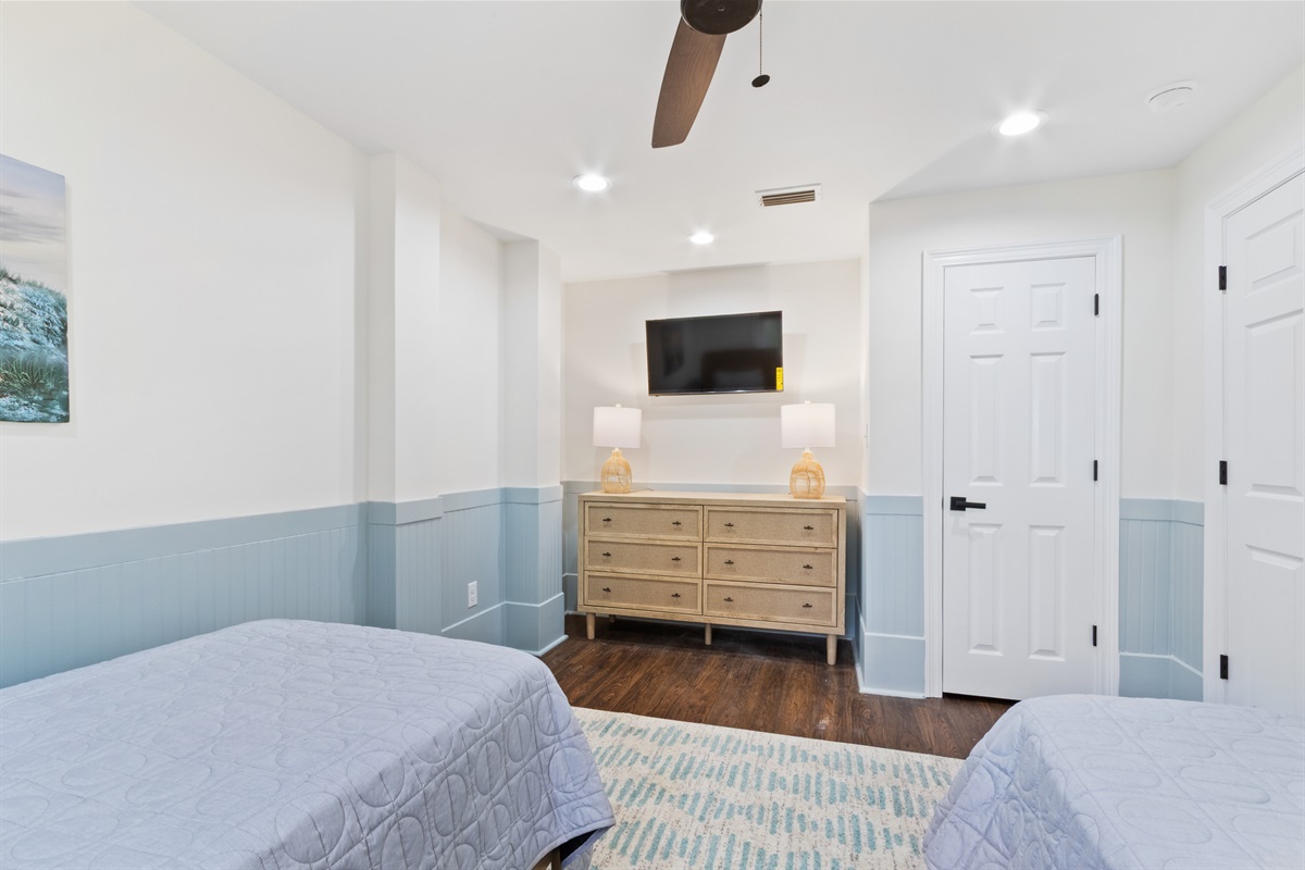 Downstairs guest room- 2 twin beds