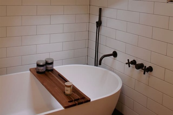 Relax detail of the Star Gazer soaking tub